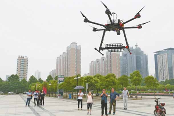 Dalla Cina il drone che ti controlla agli esami
