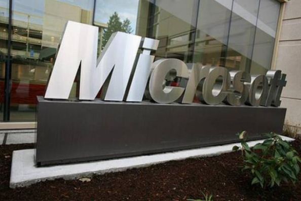 Microsoft taglia 7800 posti di lavoro