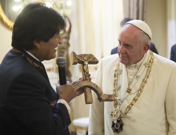 Morales dona al Papa il crocifisso con falce e martello