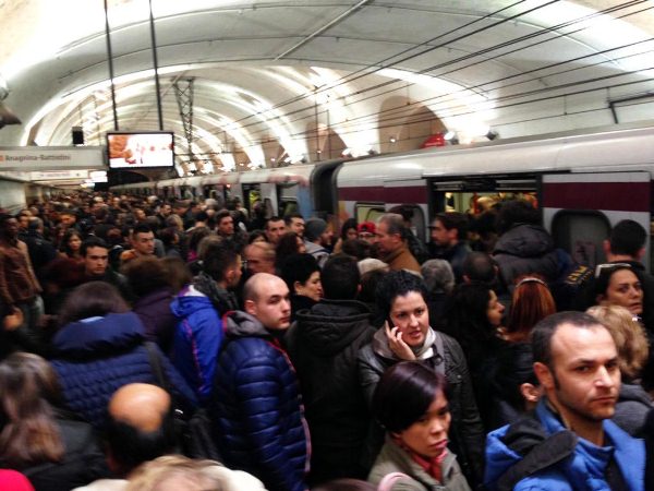 Roma, rivolta in metropolitana per treno rotto