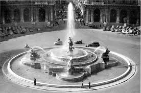 Roma, turisti nudi nella fontana delle Naiadi