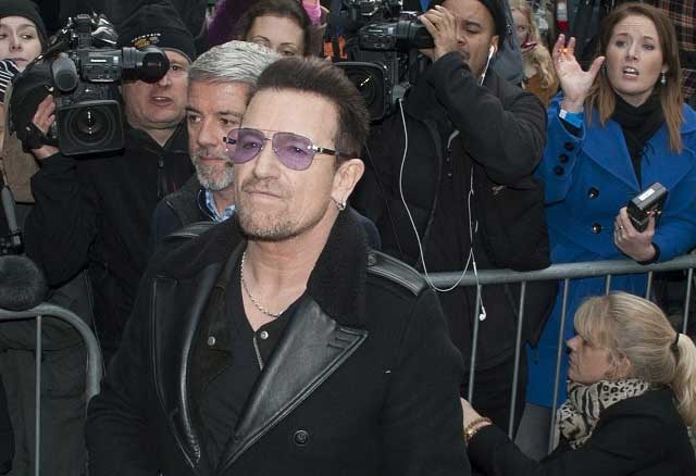 U2 in fila mentre un uomo minaccia di farsi esplodere