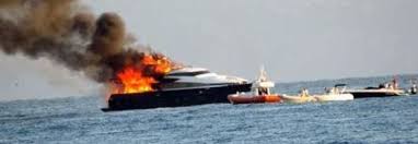 Yacht in fiamme del patron del Napoli
