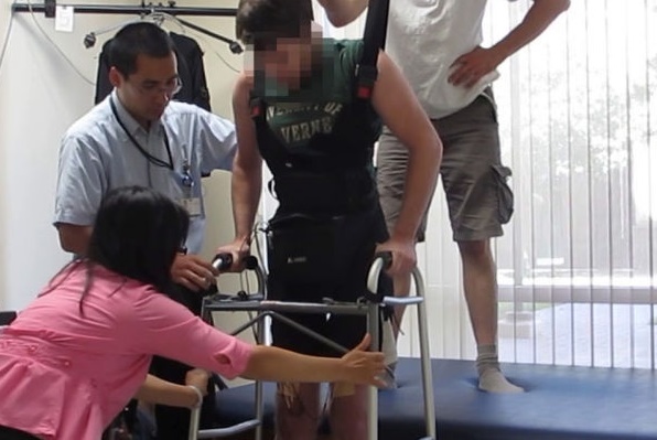 incredibili progressi di un giovane paraplegico