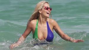 Rita Ora sensuale e affascinante sulle spiagge di Miami