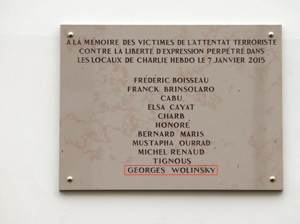 Commemorazione Charlie Hebdo, errore nella targa con i nomi delle vittime. Scatta la polemica.