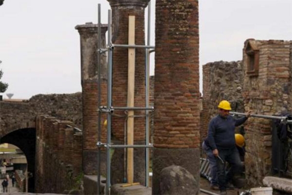 Non c’è pace per Pompei: nuovo crollo