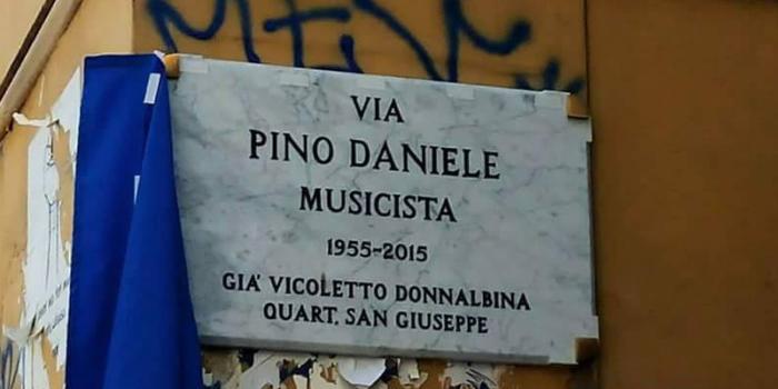 Pino Daniele, un vicolo in suo onore. Il fratello ribatte: .