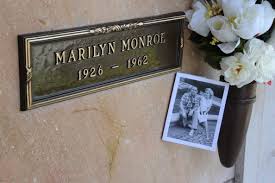 Marilyn Monroe vendita all’asta la targhetta della tomba Marilyn Monroe vendita all’asta la targhetta della tomba