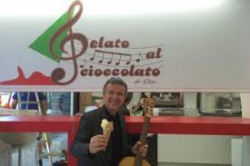 Nel 1979 Enzo Ghinazzi in arte Pupo conquistò l’Italia con la canzone “Gelato al cioccolato”, ora a oltre trentacinque anni da questo grande successo cerca il bis. Ma non ha inciso una nuova canzone dal titolo “Gelato al cioccolato bis” o rivisto la musica e il testo del suo brano, ma ha aperto una gelateria alla quale ha dato il nome di una delle sue canzoni più famose. Pupo ha inaugurato al sua gelateria “Gelato al cioccolato” a Ponticino in provincia di Arezzo, terra di origine del cantautore e conduttore televisivo. All’inaugurazione della gelateria oltre alla madre e alle figlie di Pupo, era presente anche uno degli autori di “Gelato al cioccolato” il paroliere Cristiano Malgioglio e tanti dei suoi fan. Il cantautore di questa sua nuova attività ha dichiarato: “E' una sfida all'Hard Rock Cafè americano. Ho depositato il logo in tutto il mondo e già mi hanno chiesto di aprire un locale a Mosca, Lugano e Toronto”. Ma il suo locale non è una semplice gelateria ma una sorta di museo dove Pupo ha raccolto i cimeli della sua lunga carriera e dove si potrà gustare un ottimo gelato al cioccolato e non solo.
