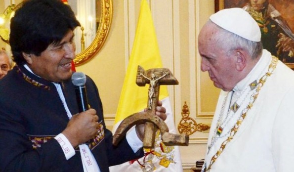 ﻿Papa Francesco e quel crocifisso falce e martello