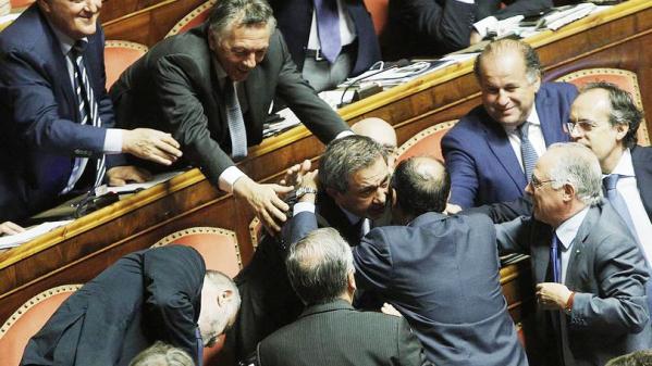 Azzolini, quegli abbracci vergognosi nel Senato