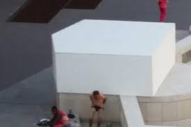 Brescia troppo caldo e si fa il bidè nella fontana