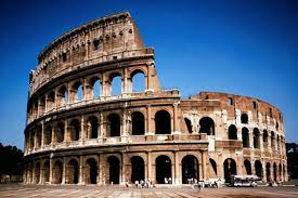 Colosseo giovane turista incide le sue iniziali