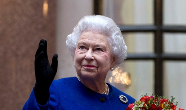 La Regina Elisabetta fa il saluto nazista