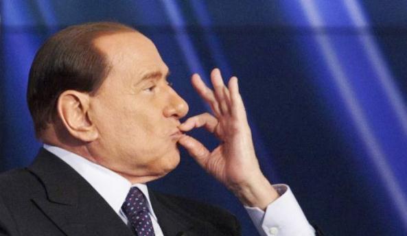 Silvio Berlusconi muto al processo sulle escort 