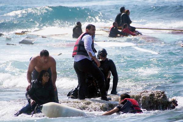 Migranti, barcone si capovolge è di nuovo tragedia nel Mediterraneo