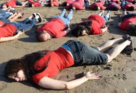 Aylan un flash mob sulla spiaggia in suo ricordo