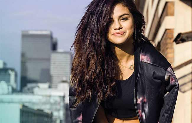 Selena Gomez presenta Revival e parla della sua chemioterapia