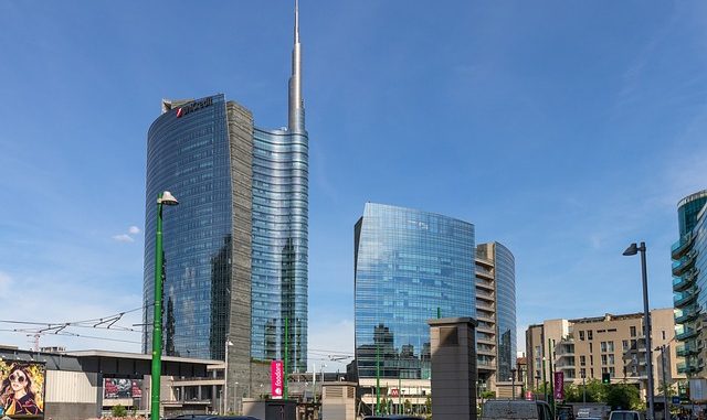 Comprare Azioni UniCredit Conviene nel 2025? Analisi Completa e Prospettive Future